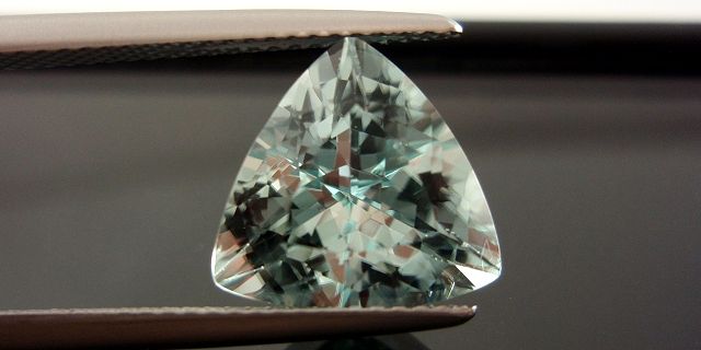 ブラジル産アンブリゴナイト☆トリリアント11mm☆4.69ct.