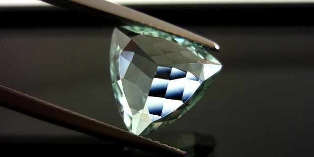 ブラジル産アンブリゴナイト☆トリリアント11mm☆4.69ct.