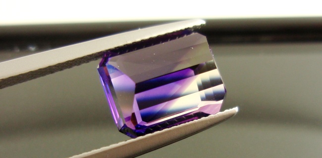 ブラジルカシャライ鉱山産バイカラークォーツ（アメシスト）☆オクタゴン11x9☆4.45ct.