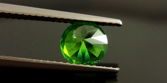 ロシア産デマントイドガーネット☆ラウンド6.2mm☆1.06ct.