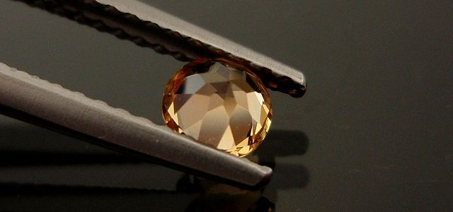 ブラジル産インペリアルトパーズ☆ラウンド4mm☆0.34ct.