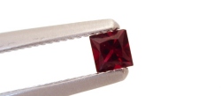 アリゾナ産パイロープガーネット☆スクエア☆約2.5x1.5mm☆0.07ct.UP