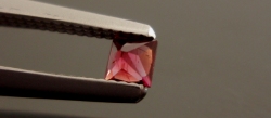 アリゾナ産パイロープガーネット☆スクエア☆約2.5x1.5mm☆0.07ct.UP
