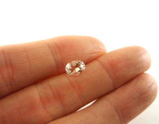 マダガスカル産モルガナイト☆オーバルシェイプ8x6mm☆0.80ct.UP