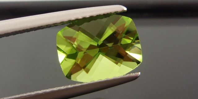 チャイナ産ペリドット☆クッションチェッカーカット☆2.73ct.