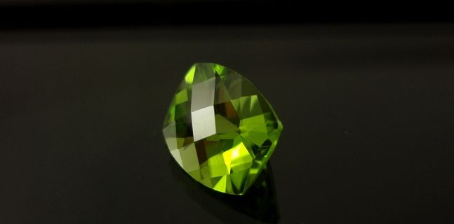 チャイナ産ペリドット☆クッションチェッカーカット☆2.73ct.