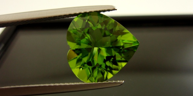 チャイナ産ペリドット☆ハート12mm☆5.79ct.