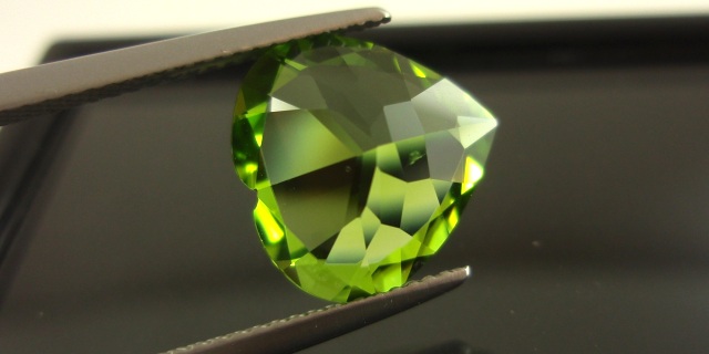 チャイナ産ペリドット☆ハート12mm☆5.79ct.