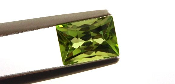 ペリドット☆ファンシーシェープ☆7x5mm☆1.05ct.