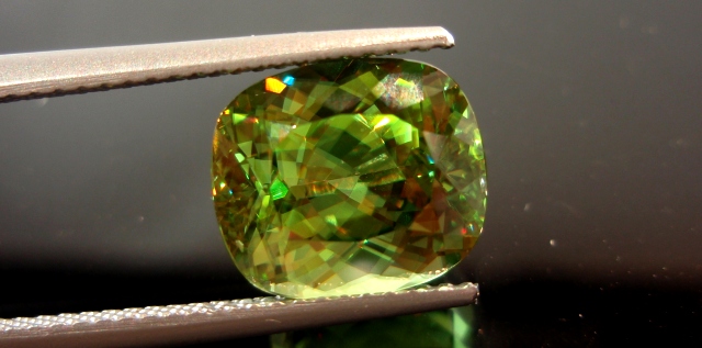 マダガスカル産スフェーン☆クッションシェイプ10.5x9☆4.76ct.