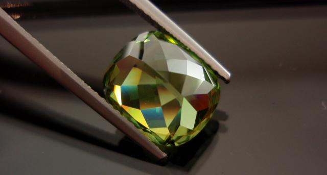 マダガスカル産スフェーン☆クッションシェイプ10.5x9☆4.76ct.