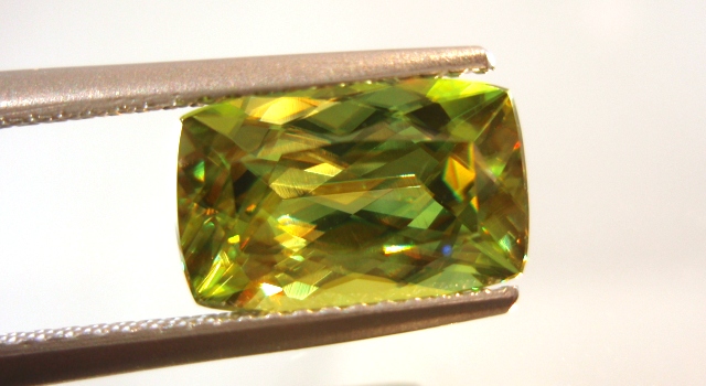 マダガスカル産スフェーン☆クッションシェイプ11ｘ7☆3.38ct.