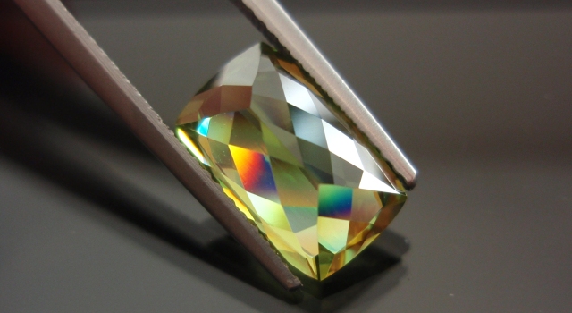 マダガスカル産スフェーン☆クッションシェイプ11ｘ7☆3.38ct.