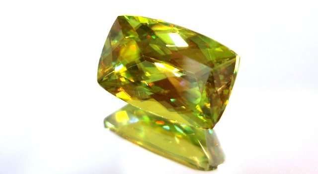 マダガスカル産スフェーン☆クッションシェイプ11ｘ7☆3.38ct.