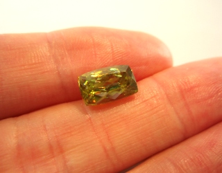 マダガスカル産スフェーン☆クッションシェイプ11ｘ7☆3.38ct.