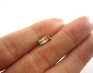 ナイジェリア産バイカラートルマリン☆レクタングルシェープ☆8.3x4.3mm☆1.23ct.