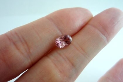 カシミール産ピンクトルマリン☆オーバル8x6☆1.32ct.